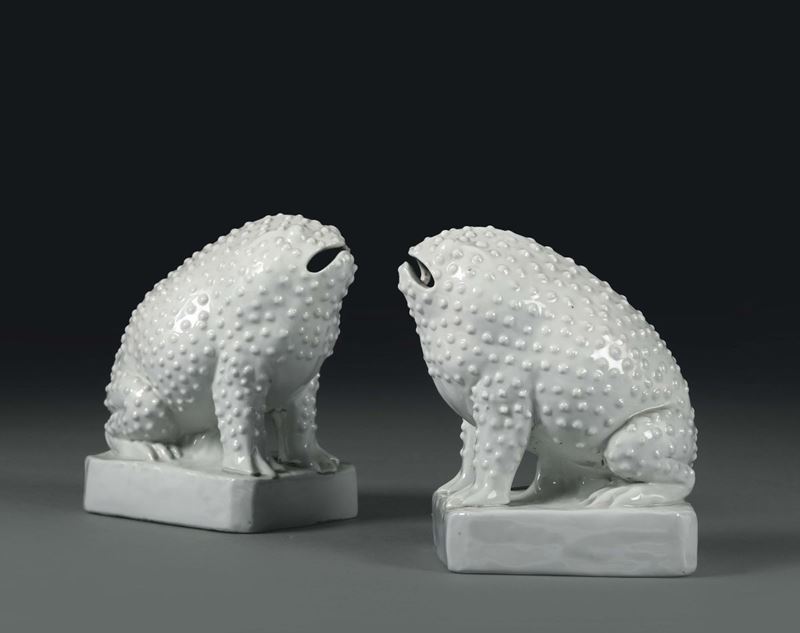 A pair of toads in Blanc de Chine porcelain, China, 20th century  - Auction Taste, Furniture and Residences, An Italian Collection - Cambi Casa d'Aste