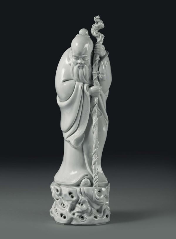 Saggio con bastone in porcellana Blanc de Chine, Cina, XX secolo