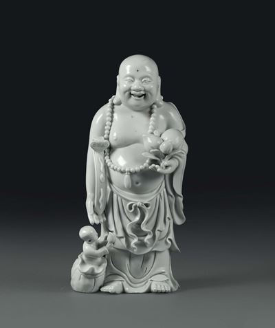 Saggio con Collana in Porcellana Blanc De Chine, Cina, XX Secolo
