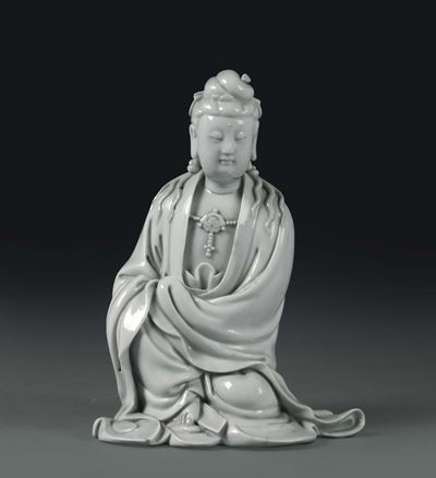 Guanyin Accovacciata in Porcellana Blanc De Chine, Cina, Dinastia Qing, XIX Secolo