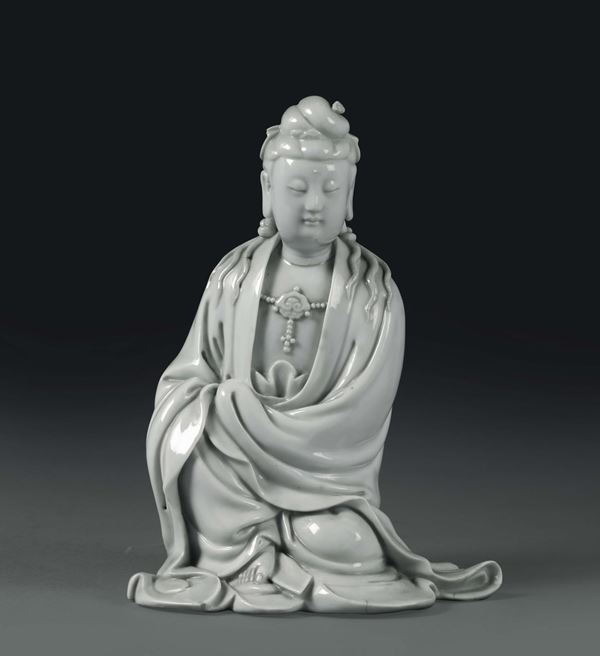 Guanyin accovacciata in porcellana Blanc de Chine, Cina, Dinastia Qing, XIX secolo