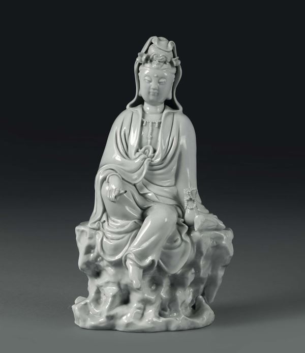 Guanyin accovacciata in porcellana Blanc de Chine, Cina, XX secolo