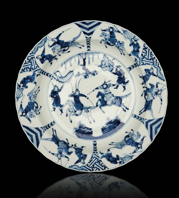 Piatto in porcellana bianca e blu con raffigurazione di scena di battaglia, Cina, Dinastia Qing, epoca Kangxi (1662-1722)
