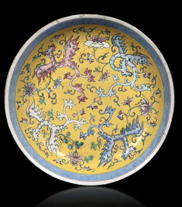 Piatto in porcellana a smalti policromi con decoro di fenici, Cina, Dinastia Qing, XIX secolo