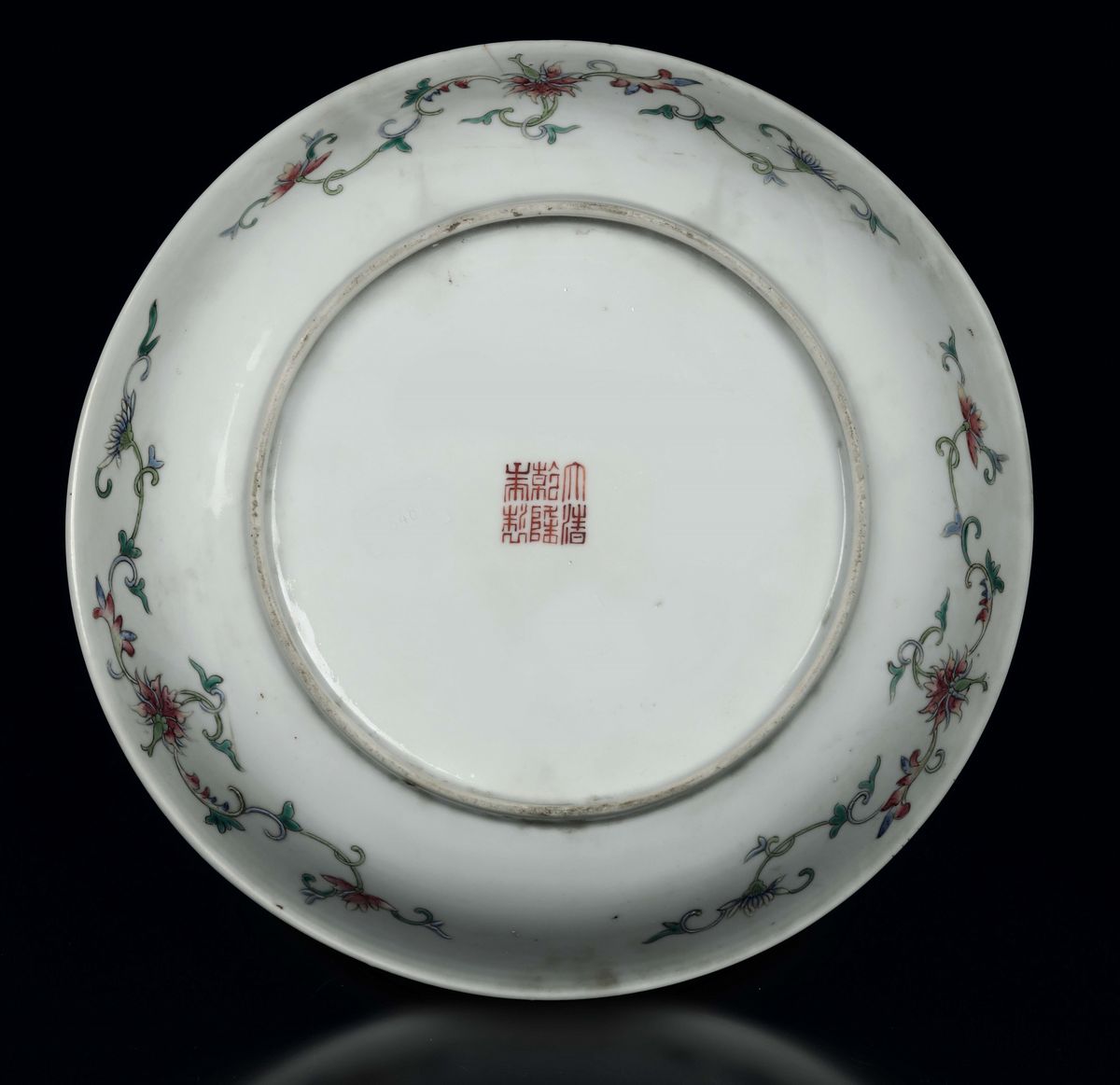 Piatto in Porcellana a Smalti Policromi con Decoro di Fenici, Cina, Dinastia Qing, XIX Secolo