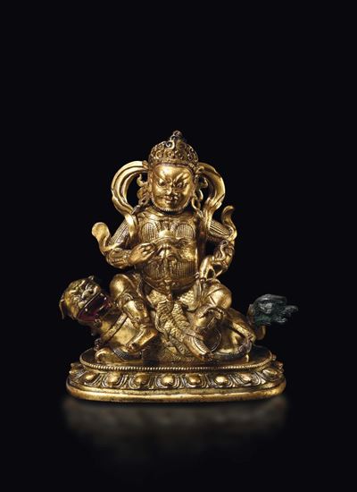 Figura di Kubera in Bronzo Dorato Seduto su Cane di Pho, Cina, Dinastia Ming, XVII Secolo