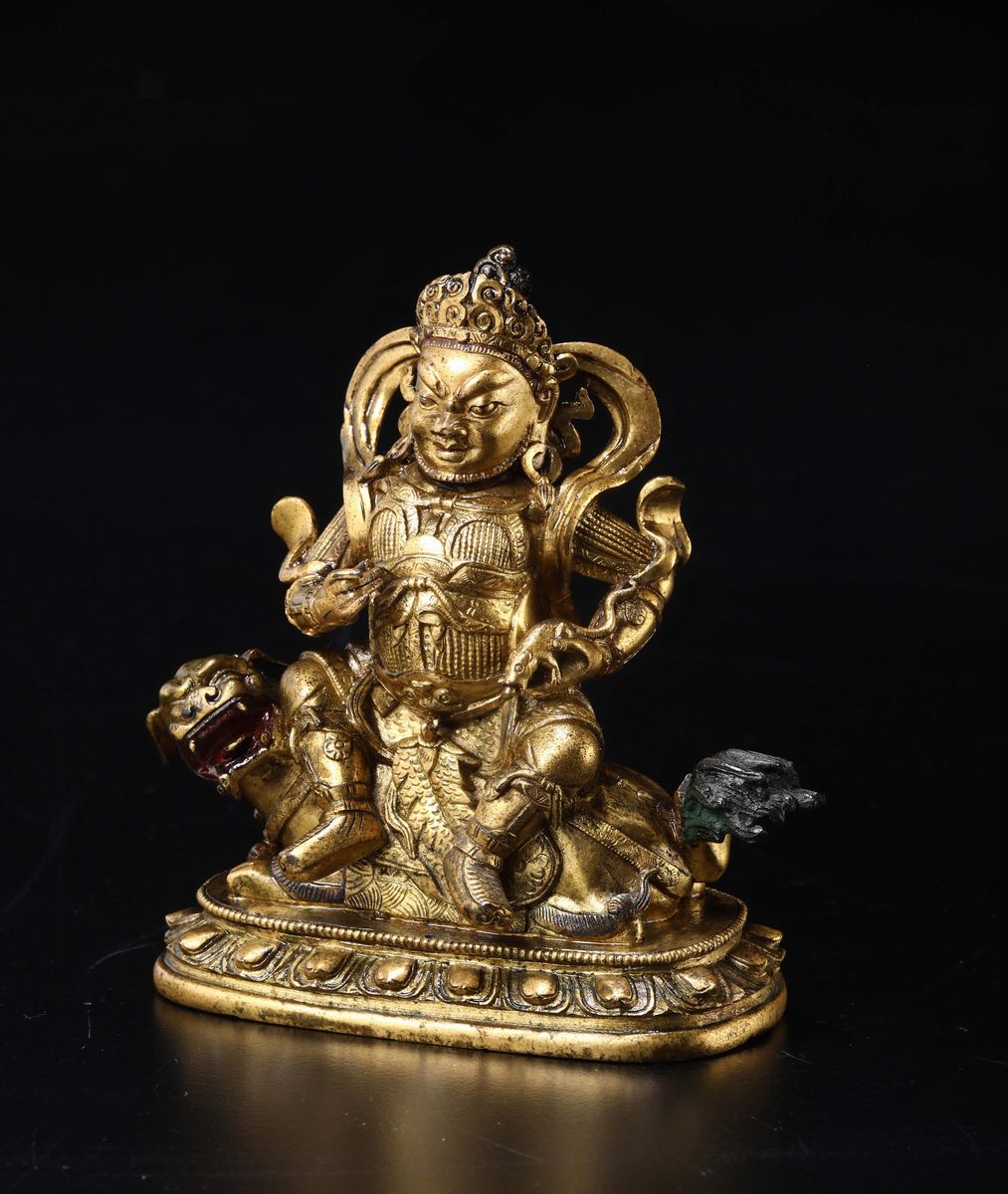 Figura di Kubera in Bronzo Dorato Seduto su Cane di Pho, Cina, Dinastia Ming, XVII Secolo