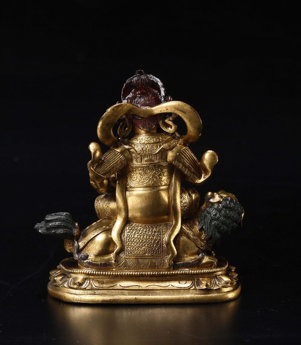 Figura di Kubera in Bronzo Dorato Seduto su Cane di Pho, Cina, Dinastia Ming, XVII Secolo