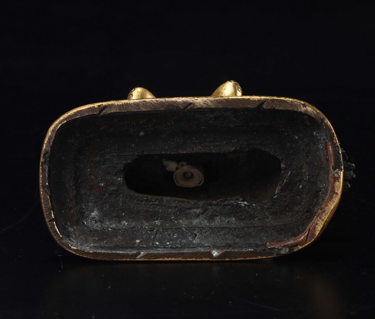 Figura di Kubera in Bronzo Dorato Seduto su Cane di Pho, Cina, Dinastia Ming, XVII Secolo