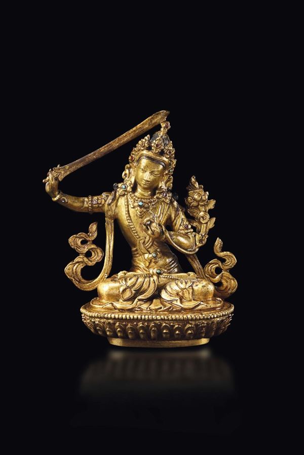 Figura di Manjushri seduto su fiore di loto in bronzo dorato, Tibet, XVII secolo