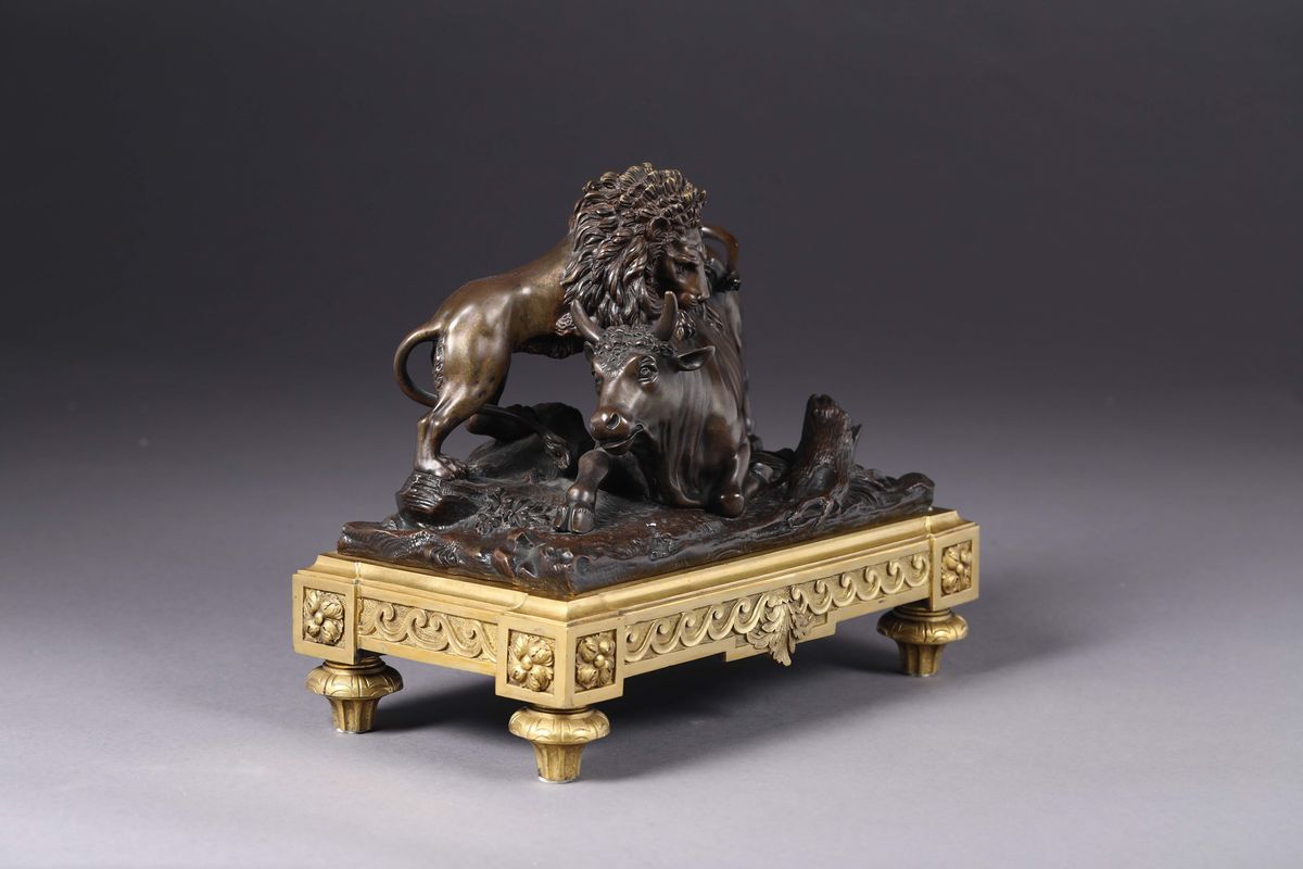 Toro Assalito da un Leone. Bronzo Fuso, Cesellato e Dorato, Arte Francese del XIX Secolo