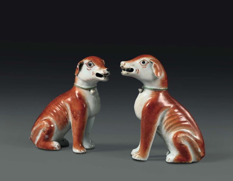 Due cani in porcellana policroma, Cina Dinastia Qing, XVIII secolo  - Asta Gusto, Arredi e Dimore. Una Collezione Italiana - Cambi Casa d'Aste