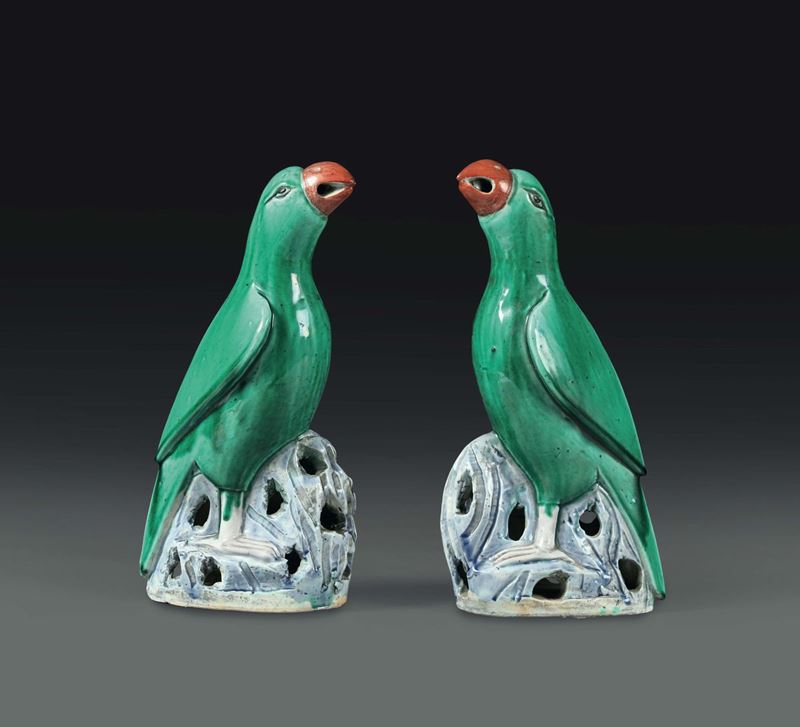 Two parrots in polychrome porcelain, China, Qing dynasty, 19th century  - Auction Taste, Furniture and Residences, An Italian Collection - Cambi Casa d'Aste
