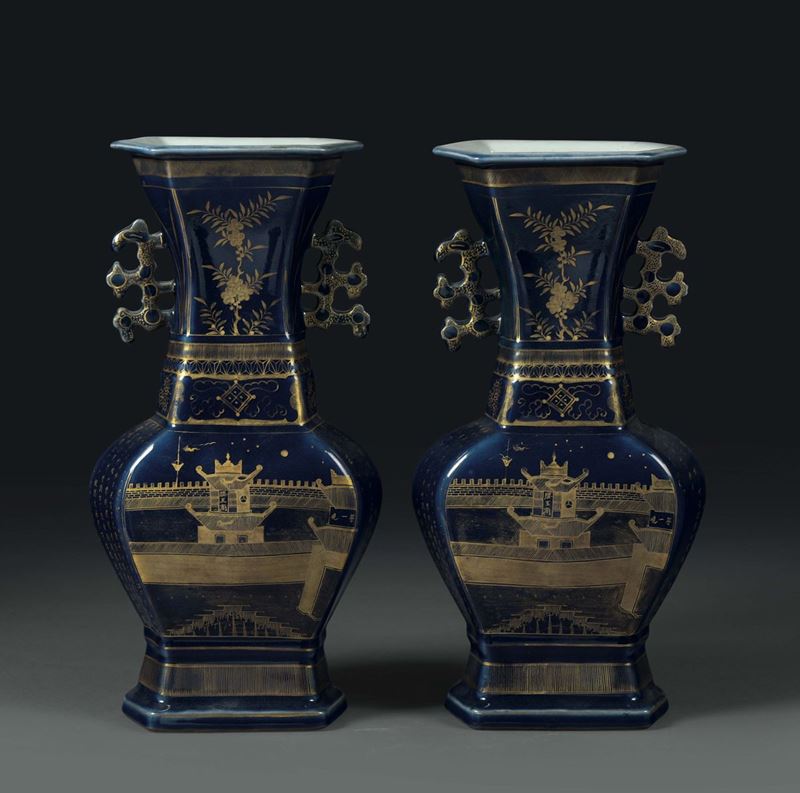 Coppia di vasi in porcellana a forma schiacciata, Cina Dinastia Qing, XVIII secolo  - Asta Gusto, Arredi e Dimore. Una Collezione Italiana - Cambi Casa d'Aste