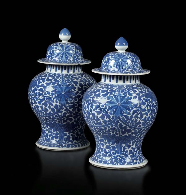 Coppia potiches in porcellana bianca e blu, Cina XX secolo