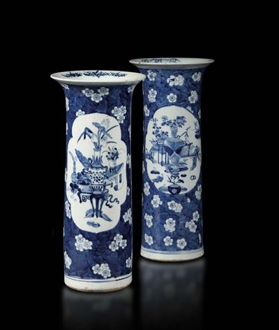 Coppia di Vasi in Porcellana a Tromba, Cina XIX Secolo