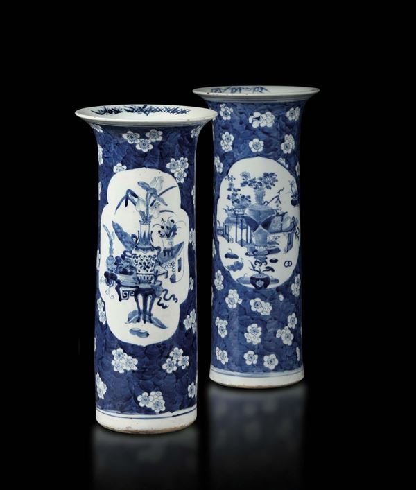 Coppia di vasi in porcellana a tromba, Cina XIX secolo