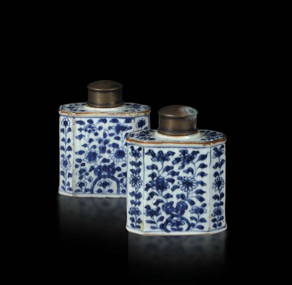 Coppia di scatoline porta te in porcellana a decorazione bianca e blu, Cina dinastia Qing, XIX secolo