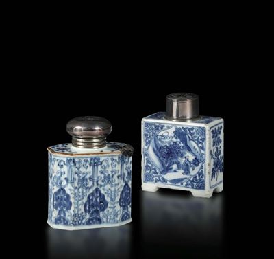 Coppia di Scatoline Porta Te in Porcellana a Decorazione Bianca e Blu, Cina Dinastia Qing, XIX Se...