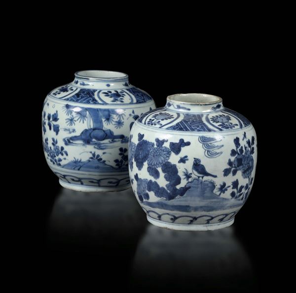 Coppia di vasi in porcellana, Cina XVII secolo