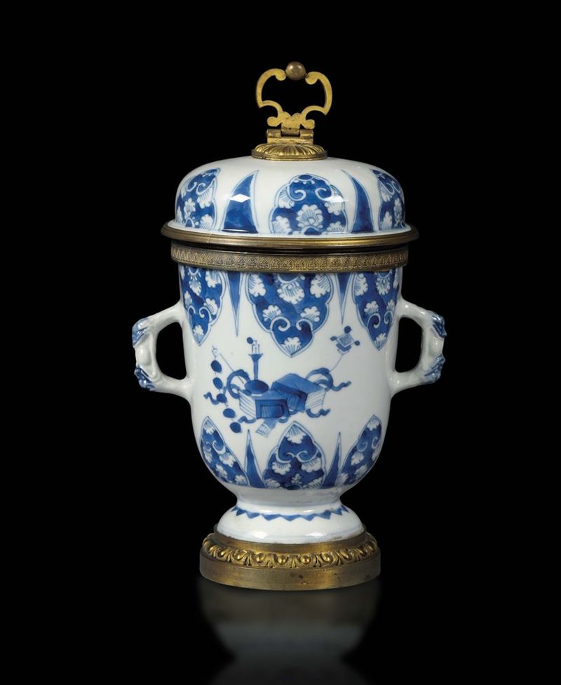 A porcelain potiche, China, Qing dynasty, 18th century  - Auction Taste, Furniture and Residences, An Italian Collection - Cambi Casa d'Aste
