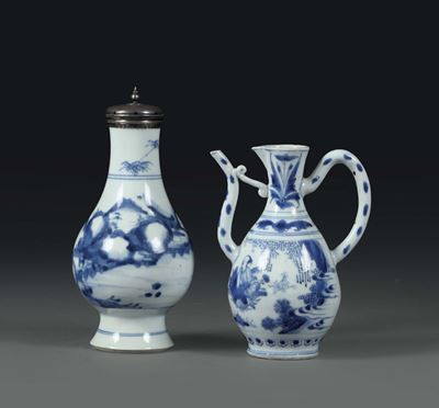 Vaso e Brocca in Porcellana Bianche e Blu, Cina Dinastia Qing, XVIII Secolo