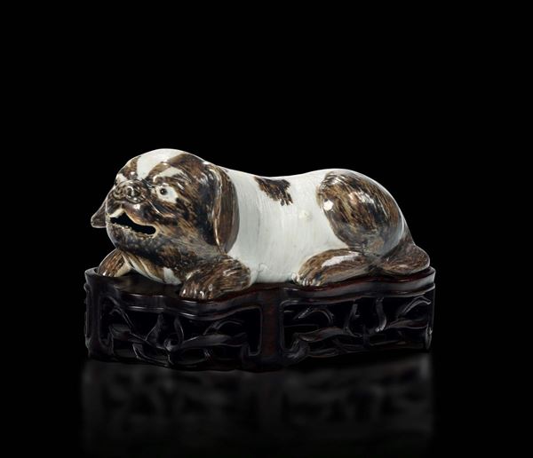 A porcelain dog, China Qing dynasty, 19th century