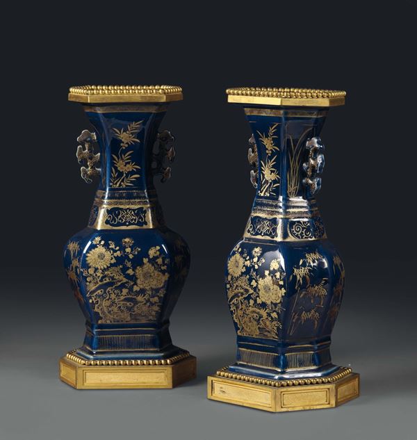 Coppia di vasi biansati a forma schiacciata in porcellana blu e oro, Dinastia Qing, Cina XVIII secolo