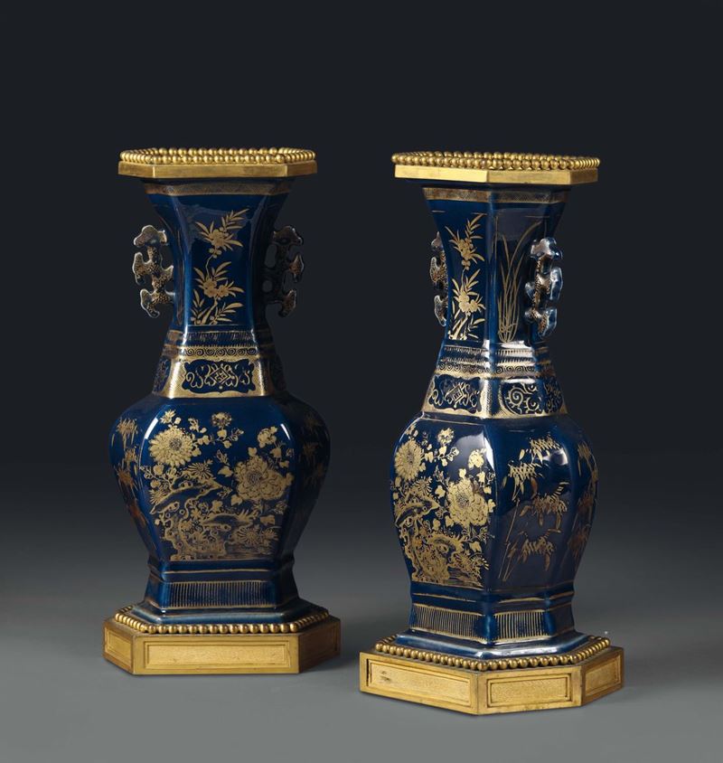 A pair of double-handle vases in blue and gold porcelain, Qing dynasty, China 18th century  - Auction Taste, Furniture and Residences, An Italian Collection - Cambi Casa d'Aste