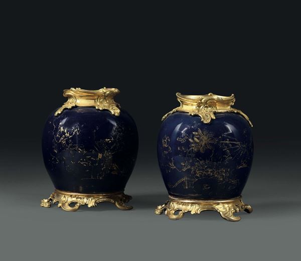 Due vasi in porcellana blu e oro, Dinastia Qing, Cina XVIII secolo