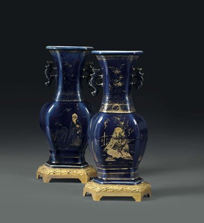 Coppia di Vasi Biansati a Forma Schiacciata in Porcellana Blu e Oro, Dinastia Qing, Cina XVIII Se...
