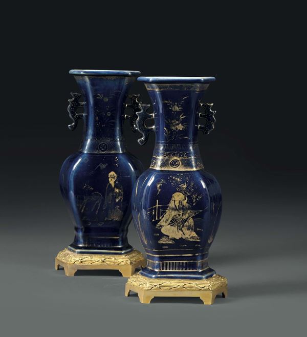 Coppia di vasi biansati a forma schiacciata in porcellana blu e oro, Dinastia Qing, Cina XVIII secolo