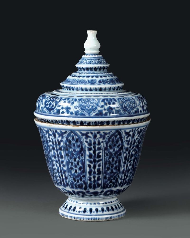 Vasetto in porcellana bianco e blu con coperchio, Cina XIX secolo  - Asta Gusto, Arredi e Dimore. Una Collezione Italiana - Cambi Casa d'Aste