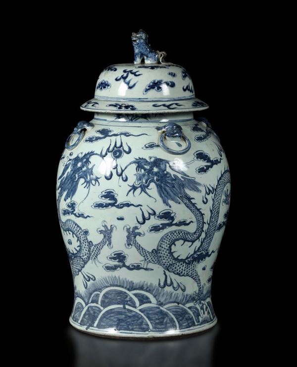 Grande vaso in porcellana bianca e blu con draghi, Cina Dinastia Qing, XIX secolo