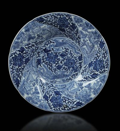 Grande Piatto con Decoro Bianco e Blu, Cina Dinastia Qing, Epoca Kangxi (1662 - 1722)