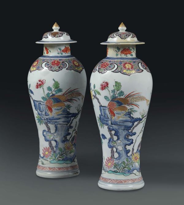 Coppia di potiches in porcellana policroma, Cina Dinastia Qing, XIX secolo