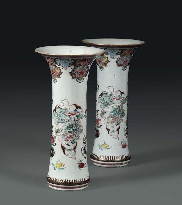 Due vasi a tromba in porcellana, Cina Dinastia Qing, XVIII secolo