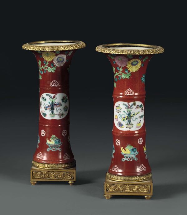 Coppia di vasi a tromba con decoro di simboli taoisti entro riserve su fondo arancio, Samson, XIX secolo