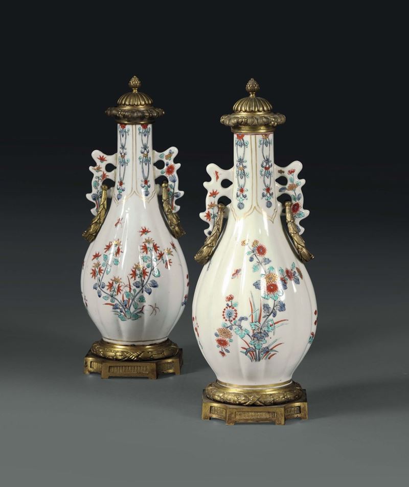 A pair of bottles. Paris, Samson manufacture, beginning of the 20th century  - Auction Taste, Furniture and Residences, An Italian Collection - Cambi Casa d'Aste