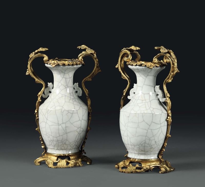 Coppia di vasi craquele in porcellana bianca con montatura in bronzo dorato, Cina e Francia XIX secolo  - Asta Gusto, Arredi e Dimore. Una Collezione Italiana - Cambi Casa d'Aste