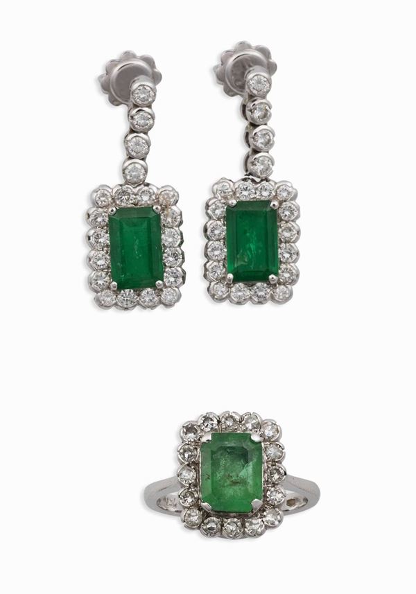 Parure composta da anello ed orecchini con smeraldi centrali e diamanti a contorno