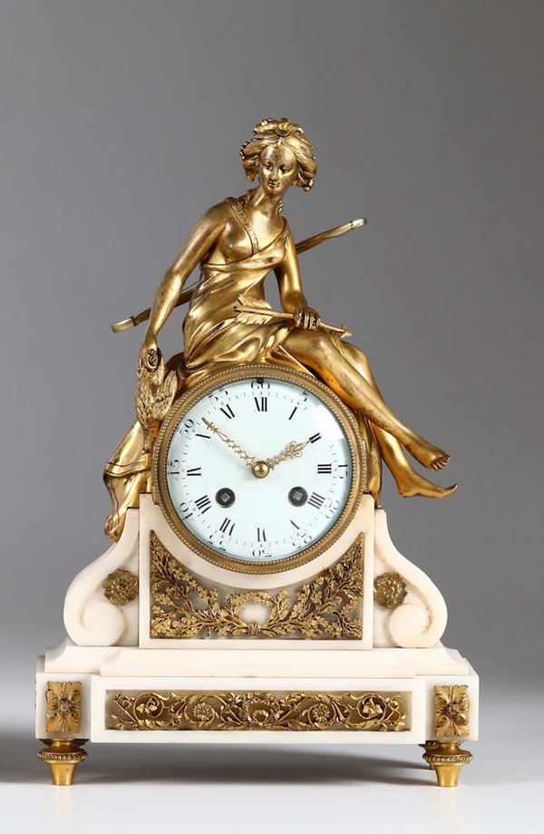 Pendola da tavolo in marmo bianco e bronzo dorato, Francia XIX secolo