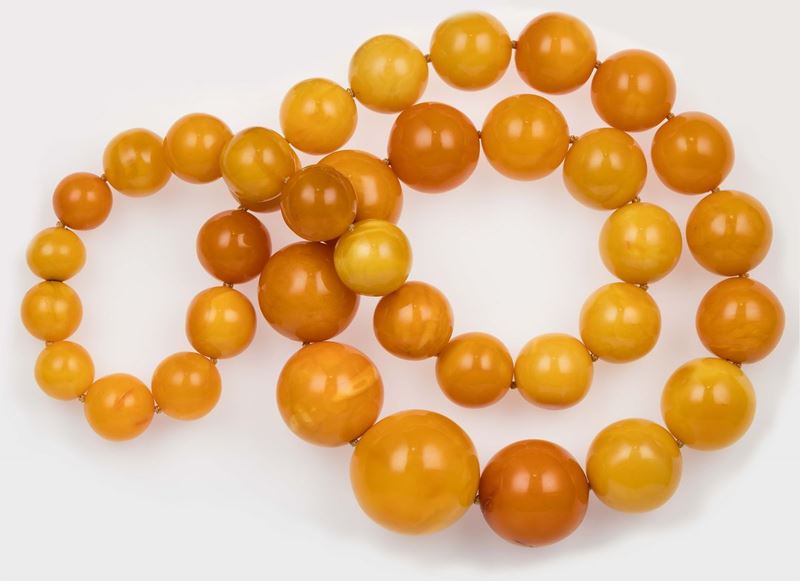 Amber necklace composed of graduated beads  - Auction Fine Jewels - II - Cambi Casa d'Aste