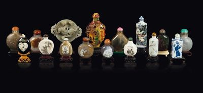 Lotto Composto da 15 Diverse Snuff Bottles ed un Disco Bi in Avorio, Porcellana, Pietre Dure e Ve...