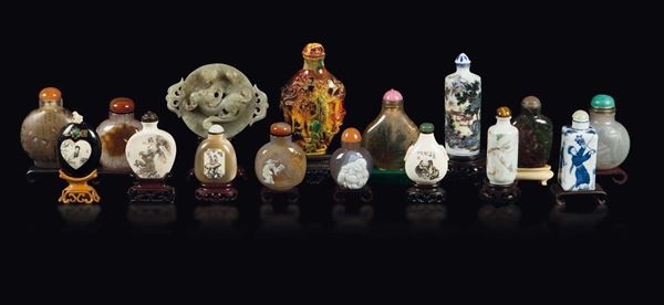 Lotto composto da 15 diverse snuff bottles ed un disco Bi in avorio, porcellana, pietre dure e vetro, Cina, Dinastia Qing, XIX e inizio XX secolo