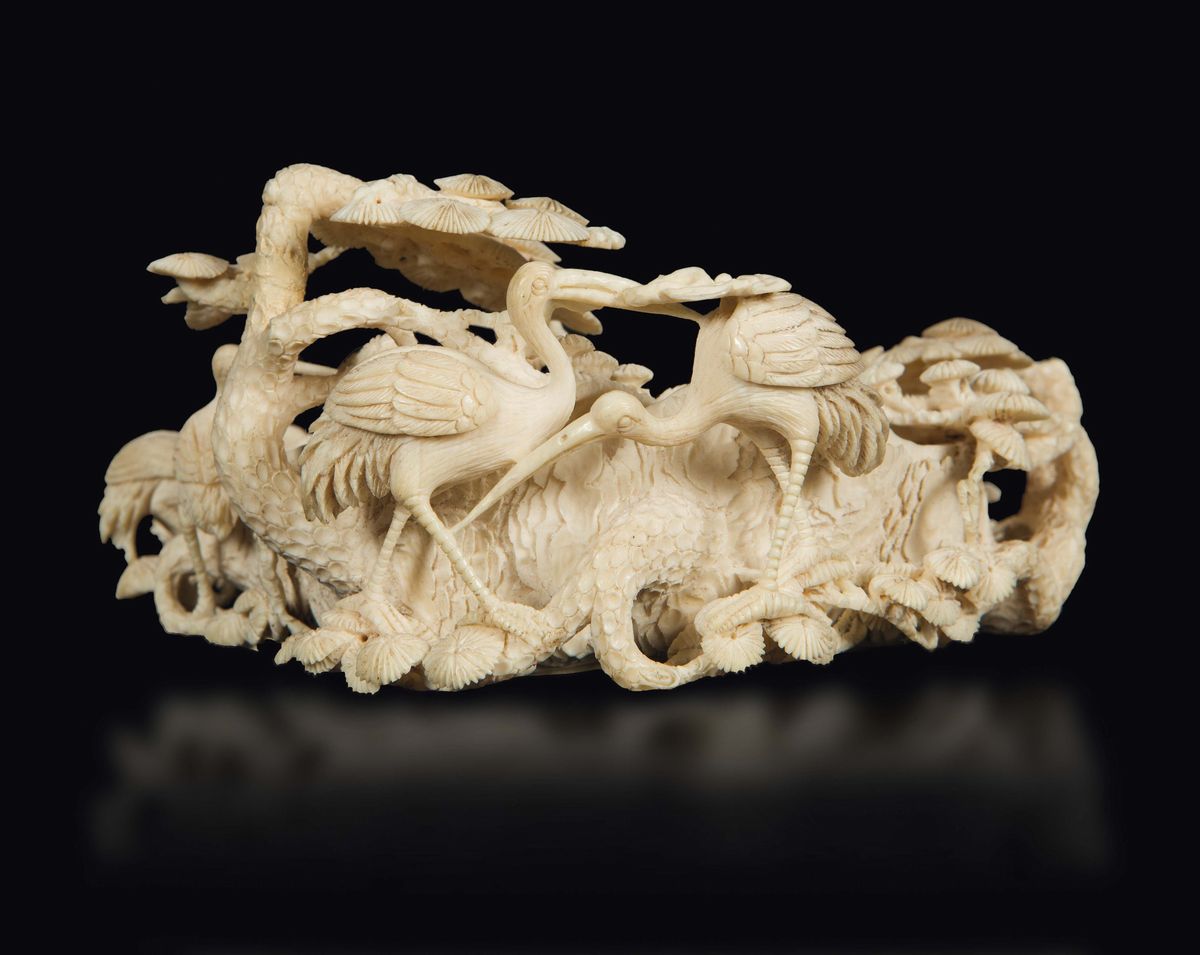 Sciacquapennelli in Avorio con Figure di Gru e Cicale a Rilievo, Cina, Inizio XX Secolo