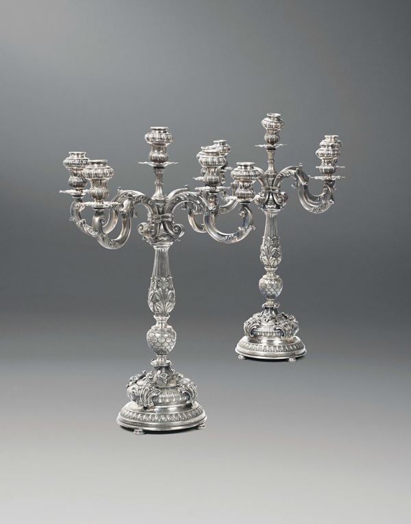 Coppia di grandi candelabri in argento fuso e cesellato a cinque luci, argentiere italiano del XX secolo