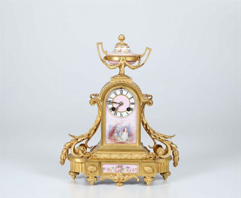 Pendola da tavolo in bronzo dorato con inserti in porcellana dipinta, fine XIX secolo  - Asta Asta a Tempo Antiquariato - I - Cambi Casa d'Aste