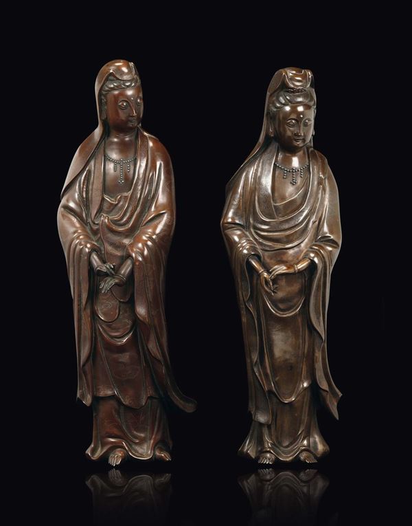 Due figure di Guanyin con velo sulla testa erette in bronzo con intarsi d'argento sulla veste a decoro di nuvole, Cina, Dinastia Qing, XVIII/XIX secolo