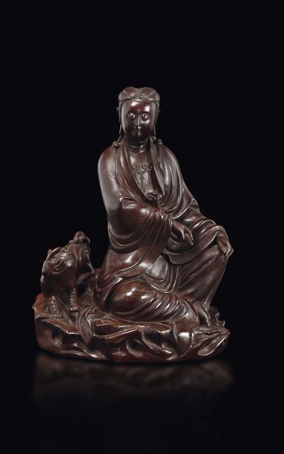Figura di Guanyin Seduta in Bronzo con Intarsi in Argento sulla Veste a Decoro di Nuvole, Cina, D...